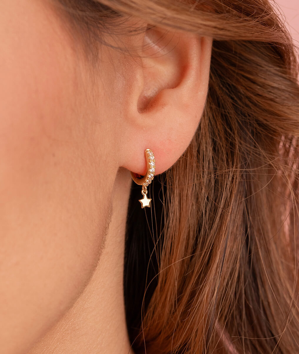 Boucles d'oreilles créoles zircons et petite étoile Plaqué or - 1