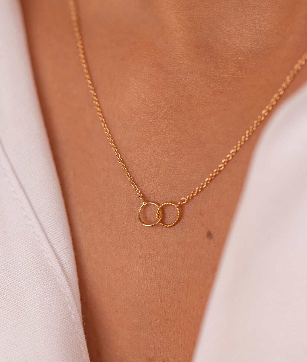 Collier chaîne petits anneaux striés entrelacés Plaqué or - 1