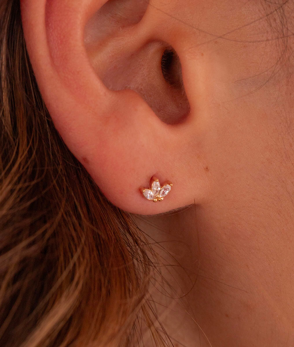 Boucles d'oreilles puces trois pétales de zircons Plaqué or - 1